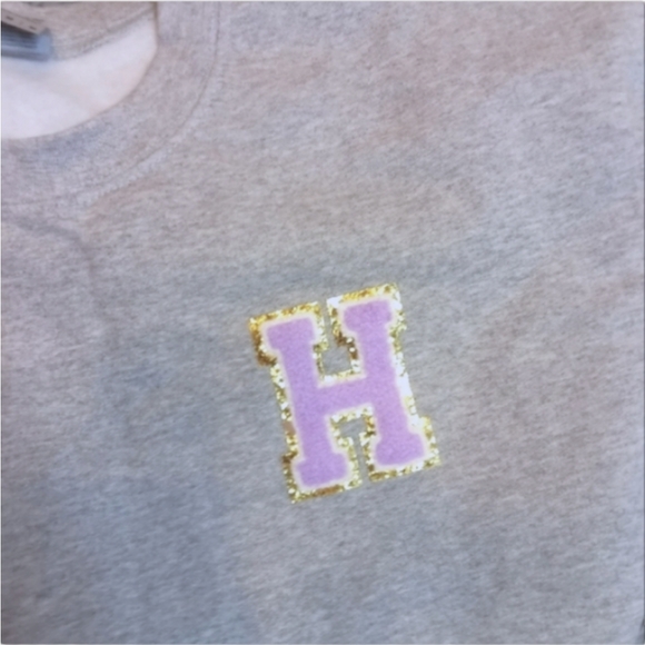 NEW Gildan womens MEDIUM gray sweatshirt pink 'H' chenille letter initial - Picture 2 of 5